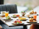 オーダーをいただいてから一品一品つくる出来立てのメインお料理をテーブルまでお持ちいたします。