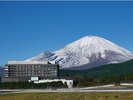 冬の富士山とホテル外観