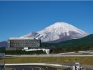 冬の富士山とホテル外観