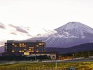 冬の富士山とホテル外観
