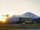 冬の富士山とホテル外観