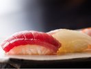 ろばた小山の各コースの〆に握り寿司が登場いたしました。
