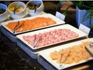 朝食 人気のスモークサーモンなどコールドカット