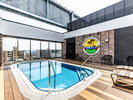 14階「ROOF TOP POOL」 営業時間 9:00〜22:00