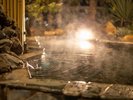 夜の露天風呂でくつろぎのひとときを