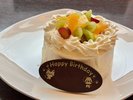 生クリームケーキ4号とスパークリングワインをご用意いたします。