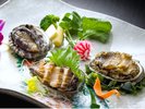 目前で焼き上げるステーキ。上品な旨味と食感の鮑のお造り。ふっくらと蒸しあげる蒸し鮑