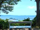 眼下に広がる三河湾。自然の中でゆったりとお寛ぎください。