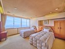 ◆【特別室 10畳+ツイン】最上階から望む特別な景色。三河湾一望の眺望をお楽しみ下さい。