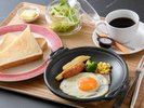 朝食<セルフ洋食>トースト・ミニサラダ・焜炉de目玉焼、源泉珈琲(各料理写真はイメージ)