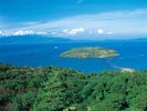 3月〜10月にだけ歩いて渡れる「知林ヶ島」。車で約70分。 写真協力:公益社団法人鹿児島県観光連盟
