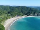 田曽白浜リゾート目の前の海はプライベート感溢れる砂浜&透き通った海が広がります。