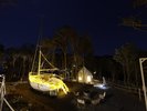 夜になるとヨットがライトアップされます。