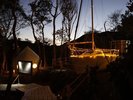 夜になるとヨットがライトアップされ綺麗なイルミネーションを見ることができます。