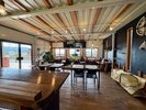 明るく落ち着く店内で海を眺めるのも、至福の時間です♪