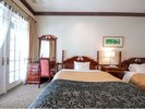 【デラックスツイン】広々としたツインのお部屋です。クウィーンサイズのベッドをご用意しております。