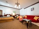 【デラックスツイン】2名〜3名対応の一番広いお部屋です。湯布院時間をごゆっくりとお過ごしいただけます。