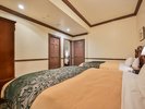 【フォース】広さ:48uのコネクティングのお部屋です。シモンズ社製のベッドが4台ございます。