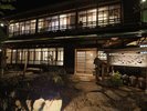 *虎屋別館外観(夜)