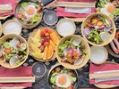 広大な敷地を目の前に澄んだ空気とともに爽やかな朝食を