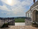 夏:洋風なおしゃれな建物から広がるぶどう畑は開放感抜群