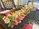 生ハムやサーモン、チーズなどワインがすすむお料理で優雅な夕食を