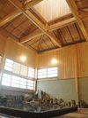 大浴場は四角格子の梁が吹き抜けを支えます