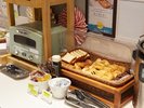 パン(隣のトースターで温めてお召し上がりください。)