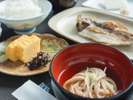 *【朝食】県西地域の食材をメインとした家庭料理。緑が映える大窓のレストランでお召し上がりください。