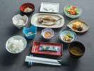 *【朝食】県西地域の食材をメインとした家庭料理。緑が映える大窓のレストランでお召し上がりください。