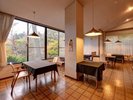 *【食事処】ご夕食、ご朝食ともに、大きな窓からの景色が映える食事処でお召し上がりください。