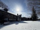 雪に染まる冬のレストラン外観