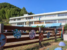 #外観 小学校をリノベーションしたユートピア美野沢。敷地内はアートと遊び心がいっぱい!