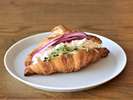 朝食 / 「クロワッサンサンド」 お店で焼き上げるクロワッサンを使用 ※イメージ
