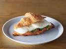 朝食 / 「クロワッサンサンド」 お店で焼き上げるクロワッサンを使用 ※イメージ