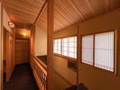 #館内 数寄屋造りならではの繊細な意匠が館内を彩ります。