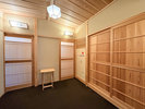 #客室 リニューアル済みの2階6畳和室。静かで落ち着いた和の空間でお寛ぎいただけます。
