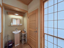 #和室8畳〈菊〉 独立洗面台・トイレ付きで、快適にお過ごしいただけます。