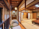 #和室10畳〈梅〉 広縁通路にも、数寄屋造りならではの趣が息づいています。
