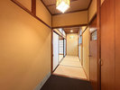 #和室10畳〈梅〉 和の趣を感じる畳敷きの通路が、客室へと続きます。