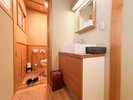 #和室6畳〈欄〉 洗面所・トイレを備えたお部屋で、快適性と使いやすさを両立しています。