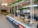 8階 朝食レストラン 解放感あるレストランで、楽しい朝のひと時をお過ごしくださいませ。