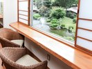 モダン客室|カウンターテーブルからは、庭園を眺めることが出来ます。