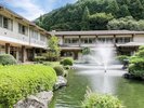 日本庭園|山々に囲まれ、静かに噴水の音だけが響く。ここでは時間がゆっくり流れます。