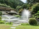日本庭園|山々に囲まれ、静かに噴水の音だけが響く。ここでは時間がゆっくり流れます。