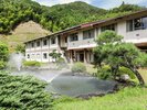 日本庭園|山々に囲まれ、静かに噴水の音だけが響く。ここでは時間がゆっくり流れます。