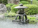 日本庭園|日本庭園では鯉の餌やりも楽しめます