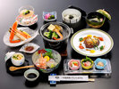 山口県産和牛・鮑・ズワイガニ。三大美味を味わう贅沢会席一例。