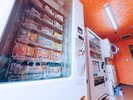 軽食、ドリンク、アルコールの自動販売機もあります♪