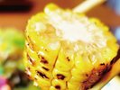 今が旬の焼きトウモロコシ ジューシーあまーい!